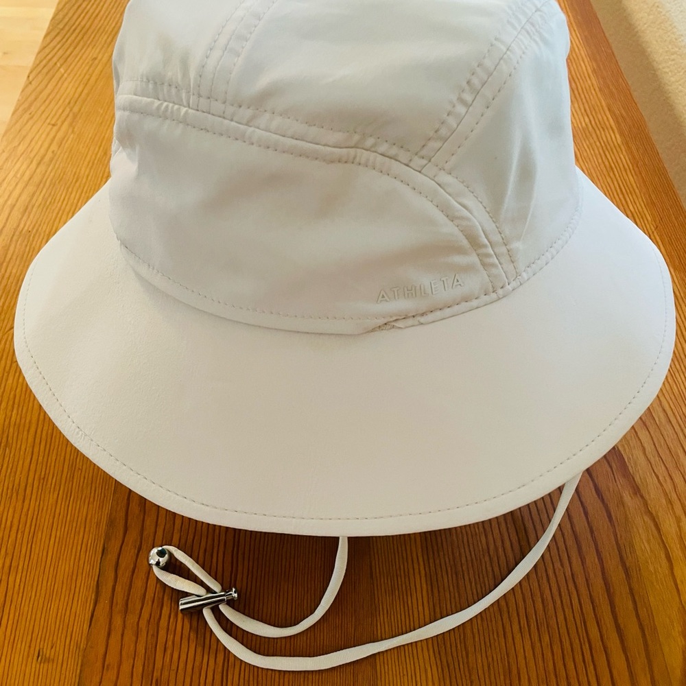 Athleta “Excursion Trail Hat” off white size M/L